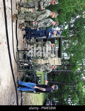 VIRGINIA BEACH, en Virginie (sept. 20, 2017) Un instructeur explique les composants et les contrôles avant le démarrage du système de purification de l'eau légère (LWP) pendant la formation des Seabees à bord de base peu Creek-Fort expéditionnaire conjoint Histoire. En utilisant la technologie d'osmose inverse, le lightweight, modulaire et hautement autonome, transportable LWP est capable de purifier jusqu'à 75 gallons par heure d'eau salée et 125 gallons par heure d'eau douce. Naval Facilities Engineering Command Training Support Agence offrait la formation dans le cadre d'une stratégie de soutien intégrée de produits pour le LWP Banque D'Images