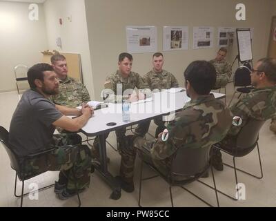 Le Conseiller militaire de l'Académie de formation fourni 1BCT dirigeants sur les compétences nécessaires pour conseiller efficacement les homologues de l'appui d'opérations en Afghanistan. Grâce à une combinaison de base fonctionnelle SFA, délibéré, de formation et d'exercices pratiques dans la communication interpersonnelle ; dirigeants ont été en mesure de mieux comprendre leur rôle en tant que conseiller. La formation s'est terminée avec les principaux chefs de file des engagements avec l'accent sur les engagements avec les forces de sécurité du pays hôte (HNSF) acteurs. Ces engagements avec les acteurs culturels leur a donné l'occasion de mettre en pratique leurs compétences dans Banque D'Images