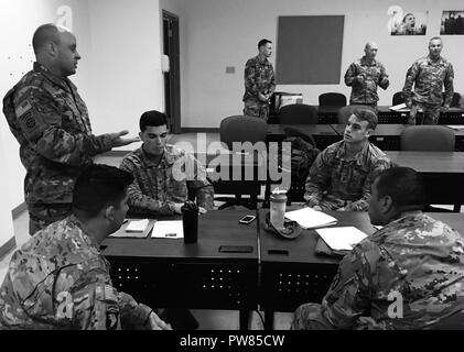 Le Conseiller militaire de l'Académie de formation fourni 1BCT dirigeants sur les compétences nécessaires pour conseiller efficacement les homologues de l'appui d'opérations en Afghanistan. Grâce à une combinaison de base fonctionnelle SFA, délibéré, de formation et d'exercices pratiques dans la communication interpersonnelle ; dirigeants ont été en mesure de mieux comprendre leur rôle en tant que conseiller. La formation s'est terminée avec les principaux chefs de file des engagements avec l'accent sur les engagements avec les forces de sécurité du pays hôte (HNSF) acteurs. Ces engagements avec les acteurs culturels leur a donné l'occasion de mettre en pratique leurs compétences dans Banque D'Images