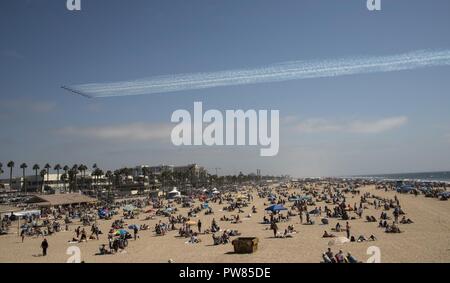 La Royal Canadian Snowbirds voler sur une foule de spectateurs à l'Huntington Beach 2017 Breitling Air Show à Huntington Beach (Californie), 30 Septembre, 2017. 2017 La plage Huntington Breitling Air Show se composait de spectacles d'une variété d'équipes de démonstration aérienne flying avions modernes et vintage des avions de guerre permettant à Huntington Beach citoyens et membres de la communauté de voir la progression de notre nation de l'histoire de l'aviation. Banque D'Images