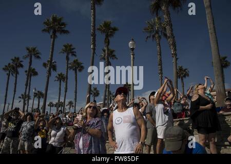 Les spectateurs à regarder le ciel pendant la plage Huntington 2017 Breitling Air Show à Huntington Beach (Californie), 30 Septembre, 2017. Des milliers de spectateurs se sont rassemblés près des rives du Huntington Beach pour assister à la deuxième édition annuelle de la Huntington Beach Air Show qui a eu lieu du 29 septembre au 5 octobre. 1. Banque D'Images