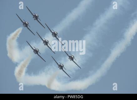 La Royal Canadian Air Force Snowbirds voler en formation au 2017 Huntington Beach Breitling Air Show à Huntington Beach (Californie), 30 Septembre, 2017. 2017 La plage Huntington Breitling Air Show se composait de spectacles d'une variété d'équipes de démonstration aérienne flying avions modernes et vintage des avions de guerre permettant à Huntington Beach citoyens et membres de la communauté de voir la progression de notre nation de l'histoire de l'aviation. Banque D'Images