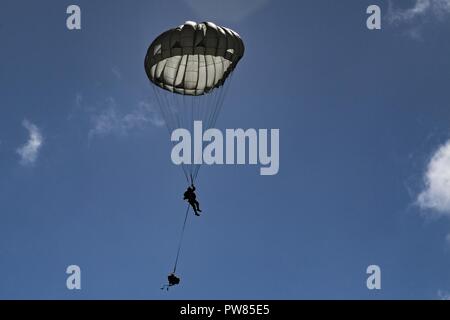 Un membre de la 820e groupe de défense de la base descend lors d'un saut de ligne statique, le 3 octobre 2017, à l'Lee Fulp drop zone à Tifton, Ga, lors d'un saut de ligne statique, le cavalier est joint à l'appareil par la ligne "statiques", qui déploie automatiquement le parachute des cavaliers après qu'ils ont quitté l'aéronef. Banque D'Images