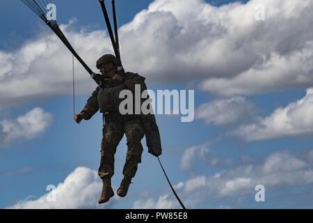 Un membre de la 820e groupe de défense de la base descend lors d'un saut de ligne statique, le 3 octobre 2017, à l'Lee Fulp drop zone à Tifton, Ga, lors d'un saut de ligne statique, le cavalier est joint à l'appareil par la ligne "statiques", qui déploie automatiquement le parachute des cavaliers après qu'ils ont quitté l'aéronef. Banque D'Images