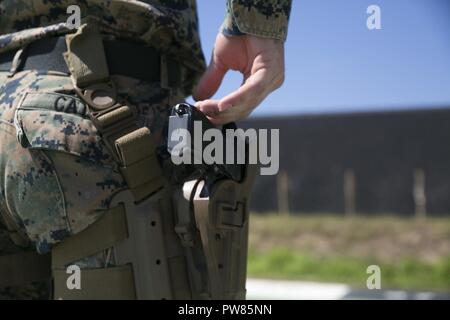 Le Sgt. M. Trent Cates, un collecteur de renseignement électromagnétique pour la 31e Marine Expeditionary Unit, se prépare à tirer une M9A1 9mm pistolet de service pendant l'entraînement au Camp Hansen, Okinawa, Japon, le 4 octobre 2017. Marines avec la 31e MEU a participé à la formation annuelle de qualification pistolet afin d'améliorer et maintenir la préparation au combat. Comme le Corps des Marines' seulement continuellement de l'avant-unité déployée, la 31e MEU-air-sol de l'équipe logistique fournit une force flexible, prêt à réaliser une vaste gamme d'opérations militaires, de combat limitée aux opérations d'aide humanitaire, tout au long de l'I Banque D'Images