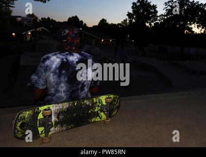 Navigant de première classe DuBois Toy, 5e Escadron de préparation logistique responsable du véhicule, prend une pause veillant sur le skate park de Minot Roosevelt Park le 21 septembre 2017. Toy exprime sa passion pour la planche à roulettes en patinant au travail tous les jours. Banque D'Images