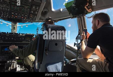 Jeffrey Earnhardt, Monster Energy Cup Series NASCAR driver, observe et enregistre l'Escadron de transport aérien 3d pilotes volant un C-17 Globemaster III en position de ravitaillement en vol, le 28 septembre 2017, hors de Dover Air Force Base, Del. Earnhardt a observé le Globemaster III être ravitaillé par KC-135T Stratotankers à partir de la 127e Escadre, Selfridge Air National Guard Base, Mich. Banque D'Images