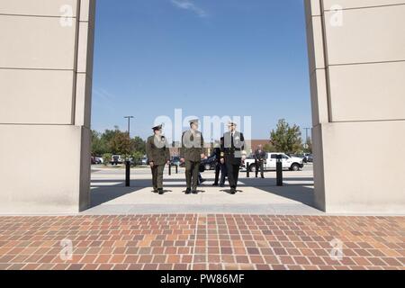 Marine Corps, le général Frederick M. Padilla, Président de l'Université de la Défense nationale, le général du Corps des Marines Joseph F. Dunford Jr., président de l'état-major des armées, de la Marine et Vice-amiral. Frederick J. Roegge NDU à pied avant le changement de présidence Cérémonie au campus principal de l'institution à Fort McNair, 25 septembre 2017. Au cours de la cérémonie, le général du Corps des Marines Frederick M. Padilla a quitté le commandement de la Marine de Vice-amiral. Frederick J. Roegge. Banque D'Images