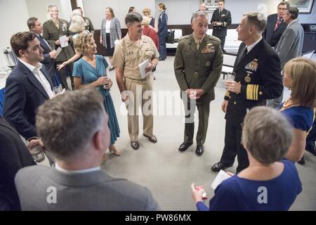 Marine Corps, le général Joseph F. Dunford Jr., président de l'état-major interarmées, parle avec le Vice-amiral de la Marine. Frederick J. Roegge avant de présider à l'école Changement de présidence Cérémonie à l'institution du campus principal à Fort McNair, 25 septembre 2017. Au cours de la cérémonie, le général du Corps des Marines Frederick M. Padilla a quitté le commandement de la Marine de Vice-amiral. Frederick J. Roegge. Banque D'Images