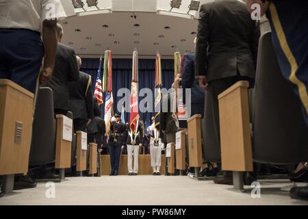 Marine Corps, le général Joseph F. Dunford Jr., président de l'état-major interarmées, préside la cérémonie de changement de présidence de l'Université de la Défense nationale à l'institution du campus principal à Fort McNair, 25 septembre 2017. Au cours de la cérémonie, le général du Corps des Marines Frederick M. Padilla a quitté le commandement de la Marine de Vice-amiral. Frederick J. Roegge. Banque D'Images