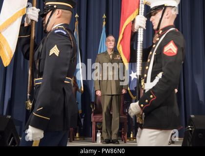 Marine Corps, le général Joseph F. Dunford Jr., président de l'état-major interarmées, préside la cérémonie de changement de présidence de l'Université de la Défense nationale à l'institution du campus principal à Fort McNair, 25 septembre 2017. Au cours de la cérémonie, le général du Corps des Marines Frederick M. Padilla a quitté le commandement de la Marine de Vice-amiral. Frederick J. Roegge. Banque D'Images