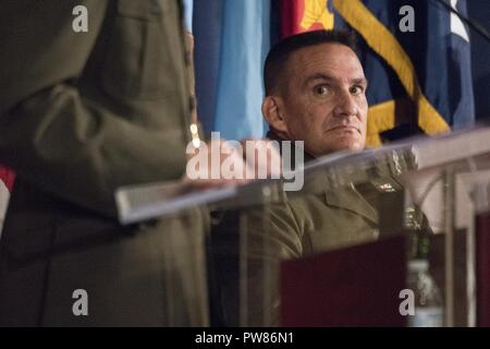 Marine Corps, le général Joseph F. Dunford Jr., président de l'état-major interarmées, préside la cérémonie de changement de présidence de l'Université de la Défense nationale à l'institution du campus principal à Fort McNair, 25 septembre 2017. Au cours de la cérémonie, le général du Corps des Marines Frederick M. Padilla a quitté le commandement de la Marine de Vice-amiral. Frederick J. Roegge. Banque D'Images