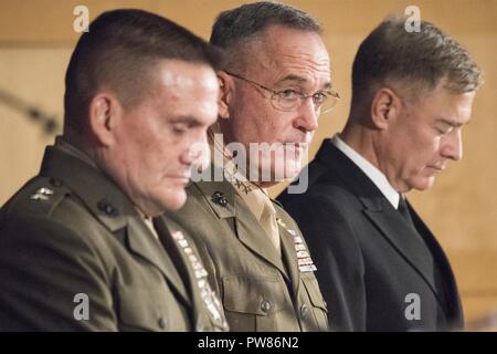 Marine Corps, le général Joseph F. Dunford Jr., président de l'état-major interarmées, préside la cérémonie de changement de présidence de l'Université de la Défense nationale à l'institution du campus principal à Fort McNair, 25 septembre 2017. Au cours de la cérémonie, le général du Corps des Marines Frederick M. Padilla a quitté le commandement de la Marine de Vice-amiral. Frederick J. Roegge. Banque D'Images