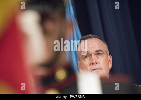 Marine Corps, le général Joseph F. Dunford Jr., président de l'état-major interarmées, préside la cérémonie de changement de présidence de l'Université de la Défense nationale à l'institution du campus principal à Fort McNair, 25 septembre 2017. Au cours de la cérémonie, le général du Corps des Marines Frederick M. Padilla a quitté le commandement de la Marine de Vice-amiral. Frederick J. Roegge. Banque D'Images