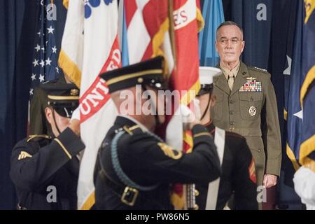 Marine Corps, le général Joseph F. Dunford Jr., président de l'état-major interarmées, préside la cérémonie de changement de présidence de l'Université de la Défense nationale à l'institution du campus principal à Fort McNair, 25 septembre 2017. Au cours de la cérémonie, le général du Corps des Marines Frederick M. Padilla a quitté le commandement de la Marine de Vice-amiral. Frederick J. Roegge. Banque D'Images