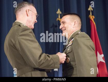 Marine Corps, le général Joseph F. Dunford Jr., président de l'état-major interarmées, préside la cérémonie de changement de présidence de l'Université de la Défense nationale à l'institution du campus principal à Fort McNair, 25 septembre 2017. Au cours de la cérémonie, le général du Corps des Marines Frederick M. Padilla a quitté le commandement de la Marine de Vice-amiral. Frederick J. Roegge. Banque D'Images