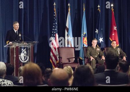 Marine Corps, le général Joseph F. Dunford Jr., président de l'état-major interarmées, préside la cérémonie de changement de présidence de l'Université de la Défense nationale à l'institution du campus principal à Fort McNair, 25 septembre 2017. Au cours de la cérémonie, le général du Corps des Marines Frederick M. Padilla a quitté le commandement de la Marine de Vice-amiral. Frederick J. Roegge. Banque D'Images