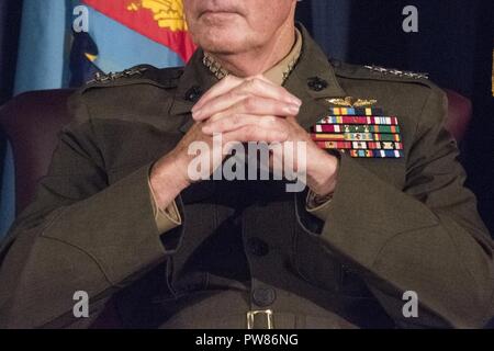 Marine Corps, le général Joseph F. Dunford Jr., président de l'état-major interarmées, préside la cérémonie de changement de présidence de l'Université de la Défense nationale à l'institution du campus principal à Fort McNair, 25 septembre 2017. Au cours de la cérémonie, le général du Corps des Marines Frederick M. Padilla a quitté le commandement de la Marine de Vice-amiral. Frederick J. Roegge. Banque D'Images