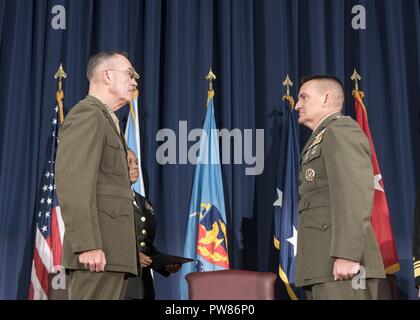 Marine Corps, le général Joseph F. Dunford Jr., président de l'état-major interarmées, préside la cérémonie de changement de présidence de l'Université de la Défense nationale à l'institution du campus principal à Fort McNair, 25 septembre 2017. Au cours de la cérémonie, le général du Corps des Marines Frederick M. Padilla a quitté le commandement de la Marine de Vice-amiral. Frederick J. Roegge. Banque D'Images