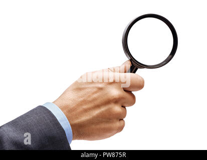 La main de l'homme in suit holding magnifying glass isolé sur fond blanc. Close up. Produit de haute résolution Banque D'Images