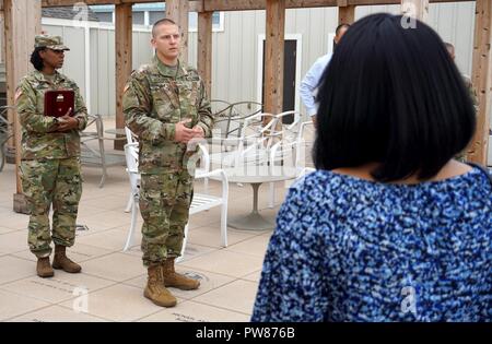 L'Adjudant Andrew Reichelderfer (centre), agent d'entretien de l'automobile avec le 237e Bataillon de soutien, et l'Adjudant-chef 3 Janisha Henry (à gauche), un technicien en ressources humaines avec la 16e Brigade, ingénieur présent Priscilla Kidd, veuve de l'ancien Adjudant-chef Emmanuel 3 Kidd, avec l'Aigle en hausse pour les adjudants award, le 29 septembre, 2017, à Columbus, Ohio. Le prix a été créé pour reconnaître les réalisations et de dévouement au service de la Garde nationale de l'Armée de sous-officiers qui ont fait preuve d'un leadership, compétences techniques et le professionnalisme. (Ohio Natio Banque D'Images