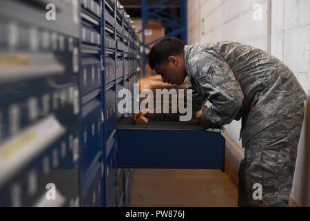 Les cadres supérieurs de l'US Air Force Airman Julio Bonilla-Rodriguez, pièces d'avion compagnon magasin affecté à 447e groupe expéditionnaire aérienne, prend un avion commandé à partir d'une partie magasin tiroir à la base aérienne d'Incirlik, en Turquie, 21 septembre 2017. En outre, l'APS fournit des gilets tactiques et l'amélioration de l'amélioration de petites armes à inserts de protection personnel déployé. Banque D'Images