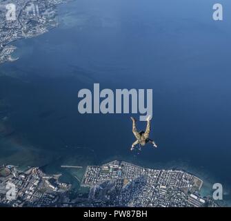 320e de l'US Air Force Special Tactics Squadron et le 31e Escadron de sauvetage militaire conduite opérateurs opérations chute libre à partir d'un 17e de l'US Air Force Special Operations Squadron MC-130J Commando II 21 septembre, 2017, à Kadena Air Base, au Japon. Le largage fonctions fournies par la 353e groupe d'opérations spéciales permet de sauvetage à long rayon d'action et de réaction rapide aux crises humanitaires ou de sécurité. Banque D'Images