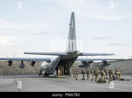 320e de l'US Air Force Special Tactics Squadron et le 31e Escadron de sauvetage l'équipement pour parachutiste pour préparer les opérateurs chute libre militaire des opérations dans une 17e de l'US Air Force Special Operations Squadron MC-130J Commando II 21 septembre, 2017, à Kadena Air Base, au Japon. Le largage fonctions fournies par la 353e groupe d'opérations spéciales permet de sauvetage à long rayon d'action et de réaction rapide aux crises humanitaires ou de sécurité. Banque D'Images