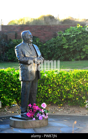 Statue de comédien britannique Les Dawson dans la paix et le bonheur dans le jardin St Annes on Sea, Lancashire, Royaume-Uni Banque D'Images