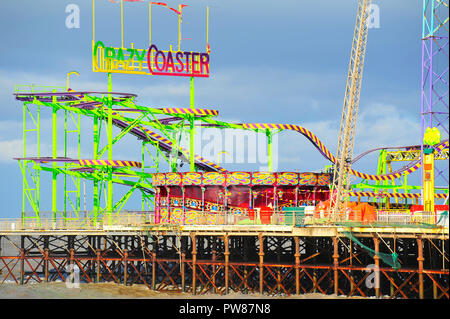 Manèges multicolores sur la jetée sud de Blackpool, Lancashire,,UK Banque D'Images