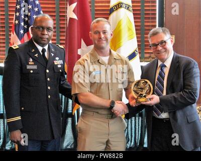 Le lieutenant Christopher Rodeheffer, psychologue de recherche, Laboratoire de recherche médicale sous-marin de la Marine (au centre), pose pour une photo après avoir reçu un prix de M. Robert Goodman, MEDCOM Chef de cabinet (à droite) et le COL Marion Jefferson, MSC, Sous-chef de corps (à gauche) à l'officier subalterne Semaine 2017 Déjeuner de prix d'excellence, le 18 septembre. Banque D'Images