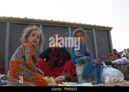 Une jeune fille dort à une personne déplacée à l'intérieur de la présélection d'Dibis, l'Iraq, le 30 septembre 2017. Groupes d'aide internationaux travaillent avec le gouvernement de l'Iraq de fournir aide et assistance aux personnes déplacées. Le gouvernement de l'Iraq et les gouvernements locaux en coopération avec la communauté internationale s'efforcent de rétablir les services et les personnes de retour dans leurs foyers le plus rapidement possible. Banque D'Images