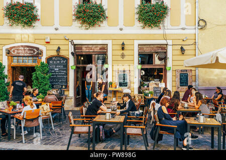 CLUJ NAPOCA, Roumanie - le 13 septembre 2018 : les touristes se détendre au centre-ville, dans le vieux centre de Cluj Napoca Banque D'Images