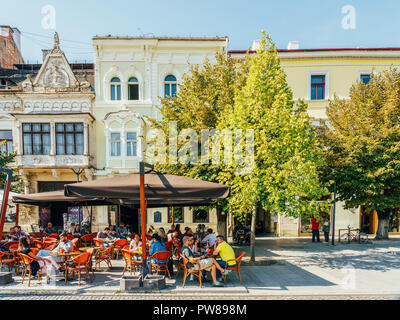 CLUJ NAPOCA, Roumanie - le 13 septembre 2018 : les touristes se détendre au centre-ville, dans le vieux centre de Cluj Napoca Banque D'Images