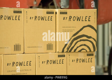 Boîtes de vin de Rowlee Winery à Nashdale près d'Orange, New South Wales, Australie, sont empilées prête pour la vente ou l'expédition Banque D'Images