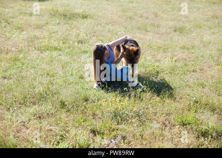 Femme joue avec le chien berger allemand lors de la formation 1 Banque D'Images