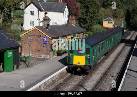 Classe 205 l'unité «Thumper» de l'Hampshire de DEMU attend à la gare de four Marks sur le Mid Hants ( Watercress Line ) Heritage Railway, Hampshire. Banque D'Images