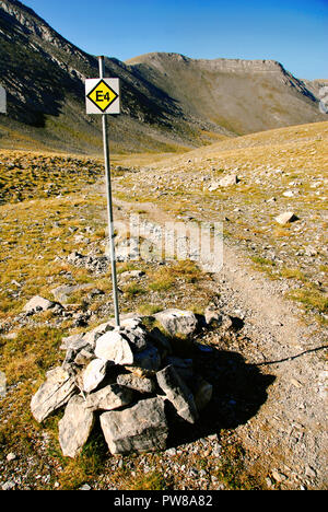 Centre de la Grèce, le mont Olympe, une structure en pierre sur l'Olympe mt, à 2.500 m. de hauteur, montrant à la parcourir le chemin de l'E4 European long dista Banque D'Images