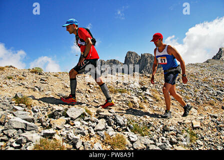 Les coureurs de marathon à 2,850 m. de hauteur, sur la voie de l'E4 European long distance chemin vers les plus hauts sommets de l'Olympe mountain en Grèce centrale, Banque D'Images