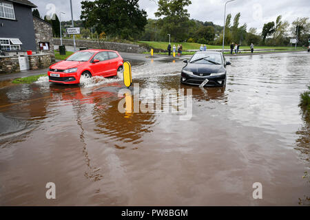 Un véhicule en détresse se trouve dans l'eau des crues sur l'A4077 à Crickhowell, Pays de Galles, où une alerte météo orange est en vigueur dans toute la région que Heavy Rain est causant des inondations. Banque D'Images