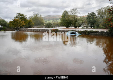 Un véhicule en détresse se trouve dans l'eau d'inondation dans un parking à côté de l'A4077 à Crickhowell, Pays de Galles, où une alerte météo orange est en vigueur dans toute la région que Heavy Rain est causant des inondations. Banque D'Images