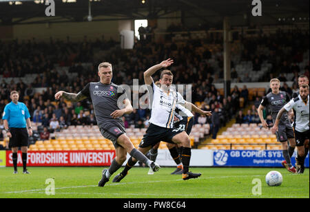 Lincoln's Harry Anderson scores au cours du Sky Bet League Deux match à Vale Park, Stoke. Banque D'Images