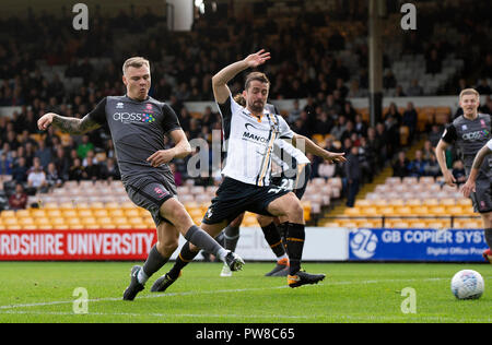 Lincoln's Harry Anderson scores au cours du Sky Bet League Deux match à Vale Park, Stoke. Banque D'Images