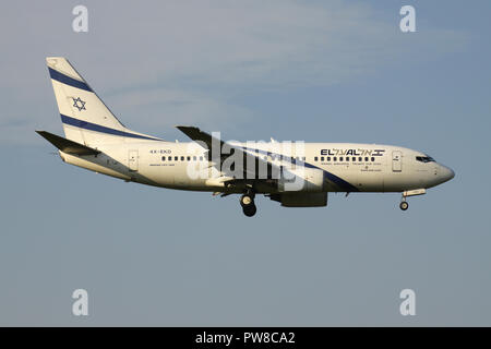 El Al Israel Airlines Boeing 737-700 avec l'inscription 4X-EKD en courte finale pour la piste 14 de l'aéroport de Zurich. Banque D'Images