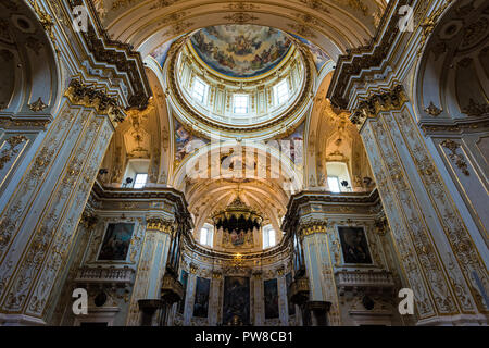 Bergame, Italie - 24 décembre 2016 : Vue de l'intérieur de la cathédrale dans la ville haute de Bergame. La cathédrale est dédiée à Saint Alexandre Banque D'Images