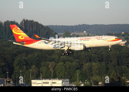 Hainan Airlines Airbus A330-200 avec enregistrement B-6089 en courte finale pour la piste 34 de l'aéroport de Zurich. Banque D'Images