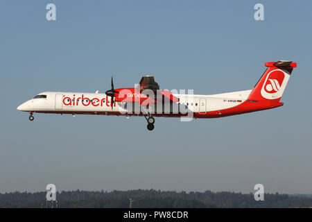 L'allemand LGW Bombardier Dash 8 Q400 en livrée avec Air Berlin immatriculé D-ABQB en courte finale pour la piste 14 de l'aéroport de Zurich. Banque D'Images