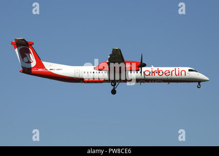 L'allemand LGW Bombardier Dash 8 Q400 en livrée avec Air Berlin immatriculé D-ABQJ en courte finale pour la piste 14 de l'aéroport de Zurich. Banque D'Images