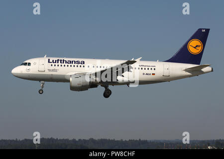 L'allemand Lufthansa Airbus A319-100 (vieux) livrée avec l'enregistrement D-AILK en courte finale pour la piste 14 de l'aéroport de Zurich. Banque D'Images