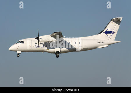 Cirrus Airlines allemande Dornier 328 avec l'enregistrement D-CIRI en courte finale pour la piste 14 de l'aéroport de Zurich. Banque D'Images